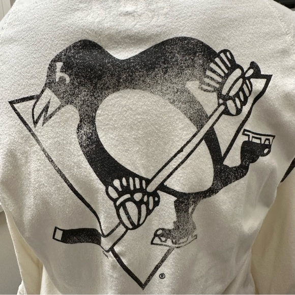Touch by Alyssa Milano Pittsburgh Penguins Free Fall 3/4 in Sleeve Graphic Shirt - Picture 2 of 8